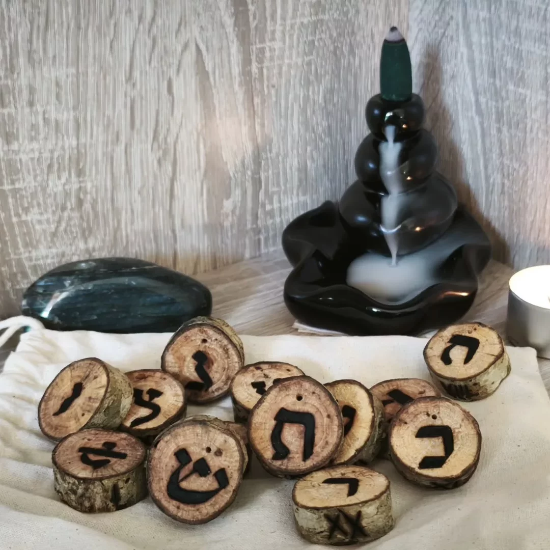 Jeu de runes lettres hébraïques en bois